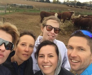 Ксения Собчак с друзьями позирует на фоне английских коров 